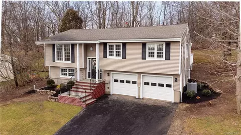 11 Emerald Ln, Mahopac, NY 10541