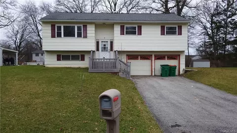 14 Ricky Ln, Poughkeepsie, NY 12601
