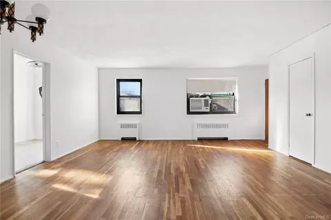 17-43 Utopia Pkwy #1, Whitestone, NY 11357
