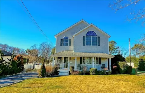 378 Lincoln Ave, Sayville, NY 11782
