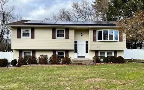 4 Scher Dr, Clarkstown, NY 10956