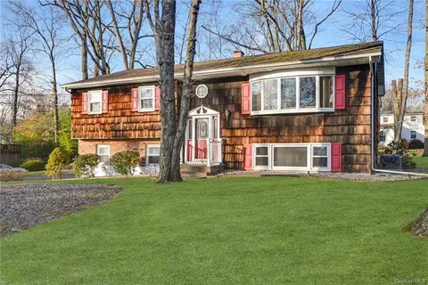 8 Carriage Ln, Clarkstown, NY 10956