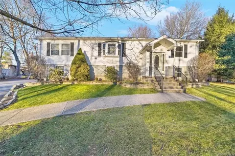5 Jane Ct, Monroe, NY 10950