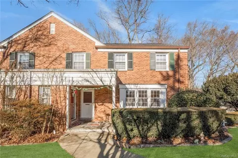 25 Robins Cres #25, New Rochelle, NY 10801