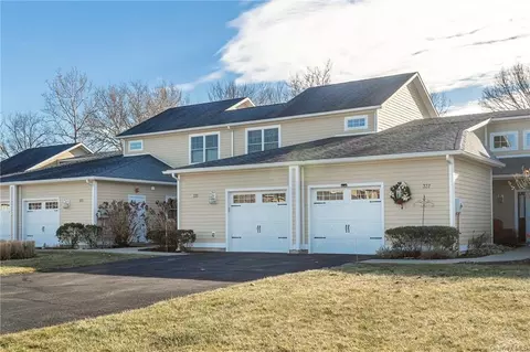 335 Ivy Trl, Rhinebeck, NY 12572