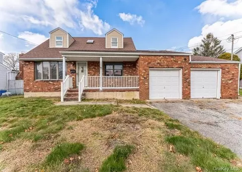 381 Heathcote Rd, Lindenhurst, NY 11757