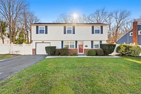 20 Richmond St, Islip, NY 11751