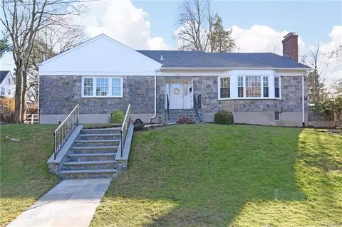 90 Disbrow Ln, New Rochelle, NY 10804