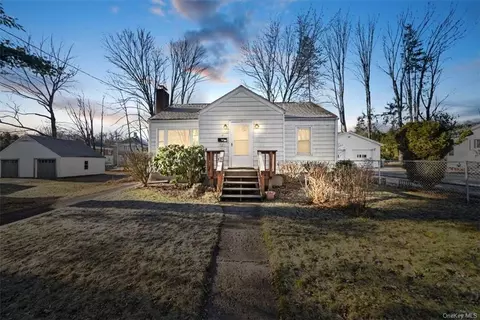 6 Green Acres Ct, Ellenville, NY 12428