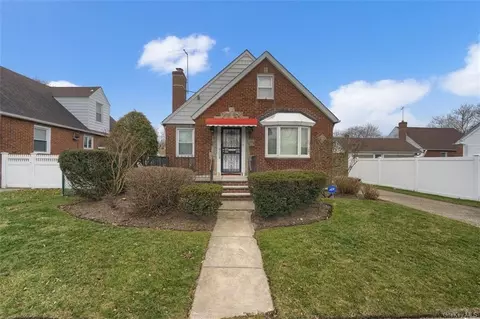 83-14 255th St, Hempstead, NY 11004