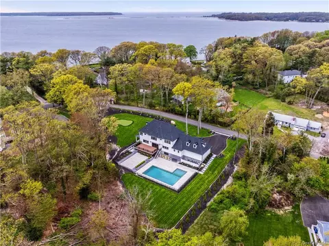 6 Mariners Ct, Centerport, NY 11721