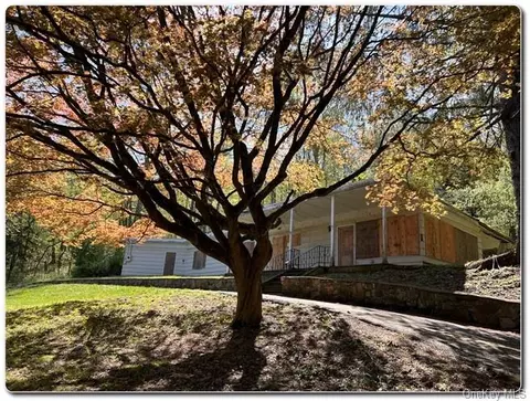 4 Deer Ln, East Fishkill, NY 12533
