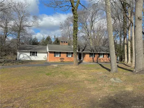 121 Dogwood Ln, Newburgh, NY 12550