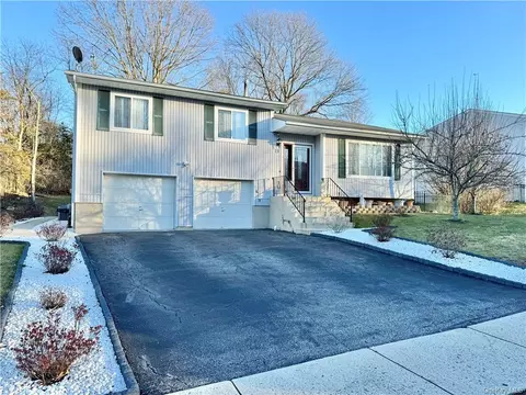 13 Ted Miller Dr, Maybrook, NY 12543