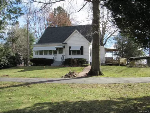 34 Huckleberry Tpke, Wallkill, NY 12589