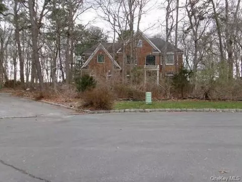 25 Hickory Bnd, Westhampton, NY 11977