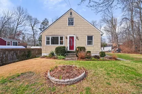 99 Walnut Rd, Cortlandt, NY 10537