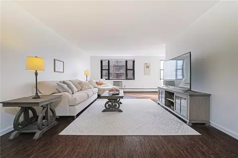 25 Stewart Pl #515, Mount Kisco, NY 10549