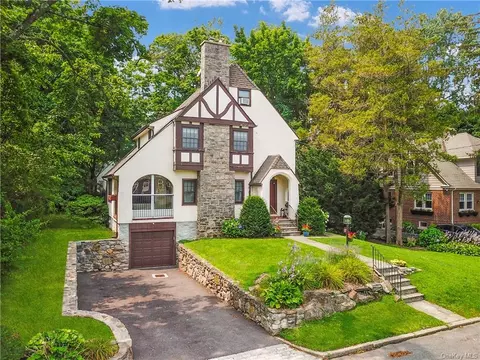 3 Roosevelt Pl, Scarsdale, NY 10583