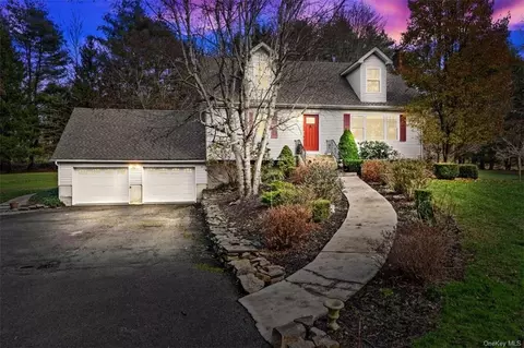 34 Smith Crossing Rd, Wappinger, NY 12590