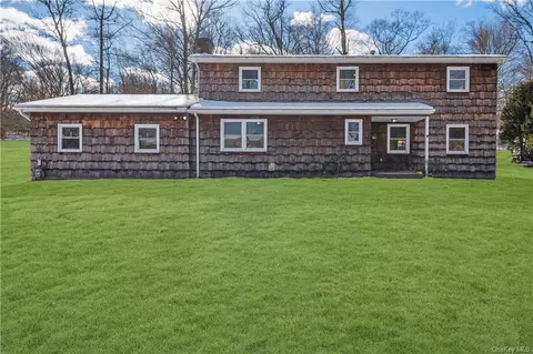 2 Almond Ct, Clarkstown, NY 10956