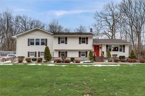 13 Travis Ln, Newburgh, NY 12550