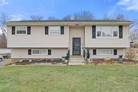 17 Stuart Dr, Poughkeepsie, NY 12603