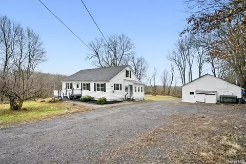 526 Lake Rd, New Windsor, NY 12553