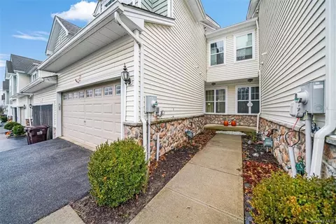 19 Meadow View Dr, Wallkill, NY 10940