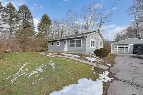 8 Sycamore Dr, Hyde Park, NY 12538