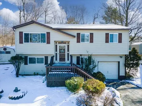 10 Crane Rd, Wallkill, NY 10941