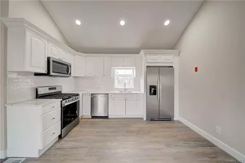 36 Leibrock Ave, Lindenhurst, NY 11757