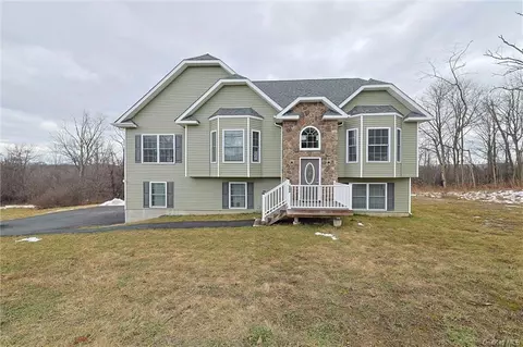 504 Riley Rd, New Windsor, NY 12553