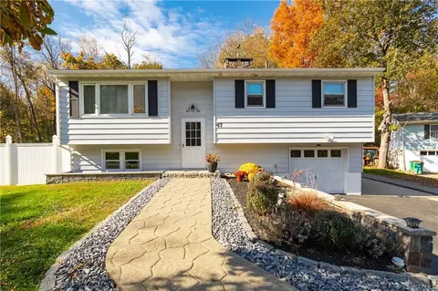 47 Martin Rd, Pleasant Valley, NY 12569