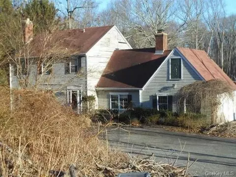 3 Woodfield Ct, Huntington, NY 11743