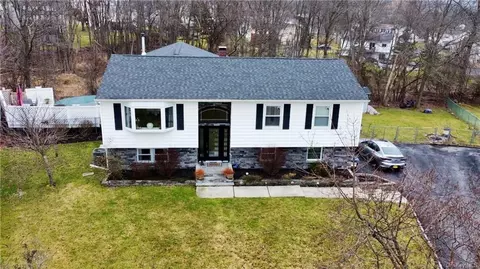 8 Bristol Ct, Washingtonville, NY 10992