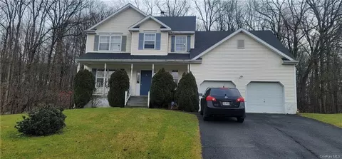 28 Ramblewood Dr, Newburgh, NY 12550