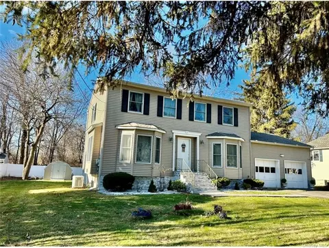 3 Farmstead Rd, New Windsor, NY 12553