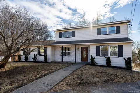 14 Sherwood Ln, Poughkeepsie, NY 12601