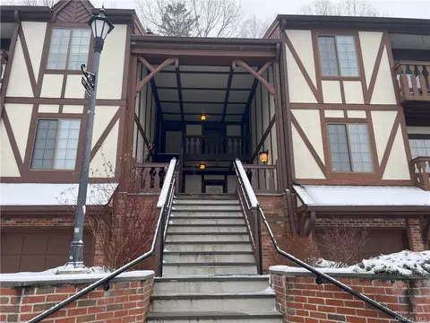 114 Foxwood Cir #114, Mount Kisco, NY 10549