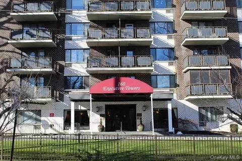 160 Academy St #2H, Poughkeepsie, NY 12601