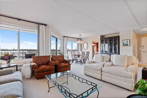 300 High Point Dr #812, Greenburgh, NY 10530
