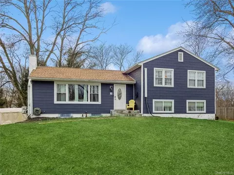 2 Dublin Ln, Poughkeepsie, NY 12603
