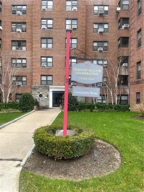 2 Fisher Dr #404, Mount Vernon, NY 10552