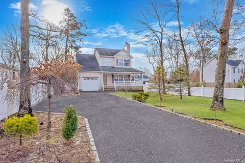 28 Moriches Middle Rd, Shirley, NY 11967