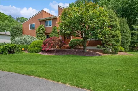 10 Tarry Hill Dr, Clarkstown, NY 10956