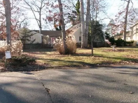 37 Quail Run, East Islip, NY 11730