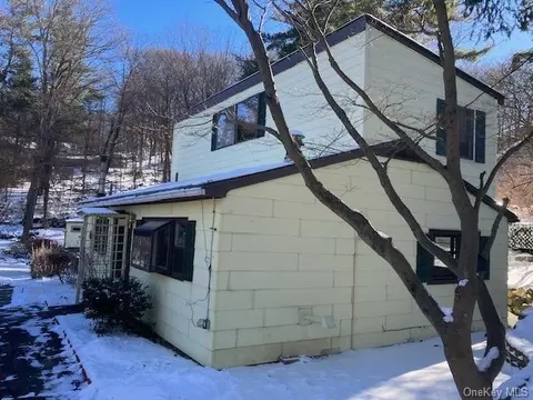 34 Mount Hope Rd, Mahopac, NY 10541