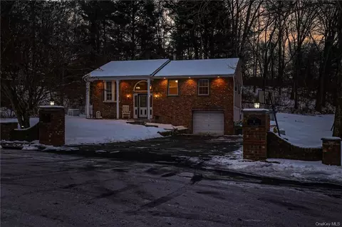 6 Perch Dr, Mahopac, NY 10541