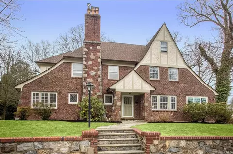 16 Bon Air Ave, New Rochelle, NY 10804